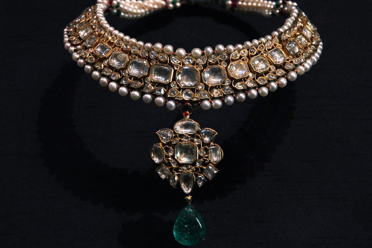 Kundan necklace with pearls and an emerald drop